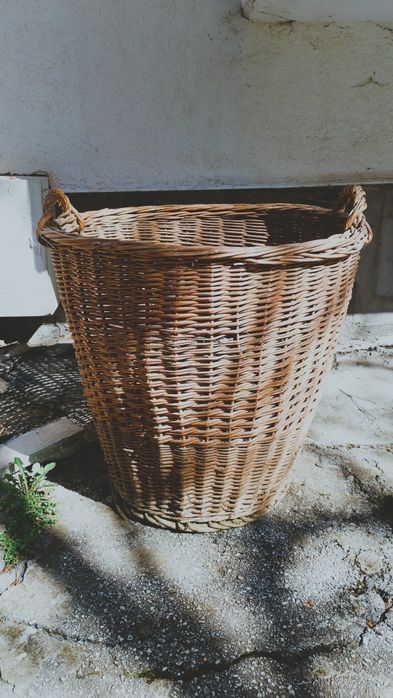 Стари дървено каче и бъчва