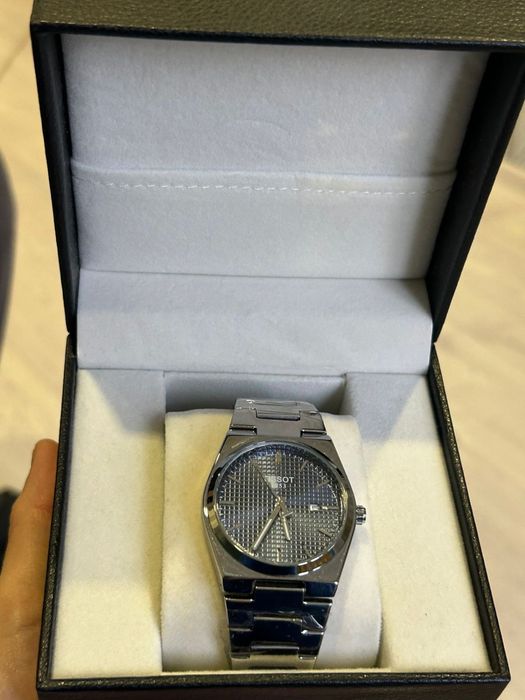 часы от бренда Tissot  люксовый модель