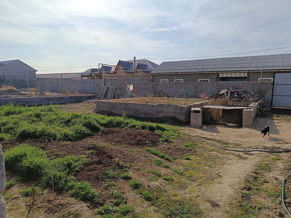 Тошкент вилояти Нурафшон шахрида 4 сотикли участка сотилади.