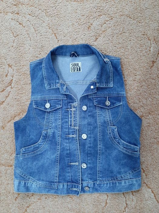 Продам джинсовую жилетку.