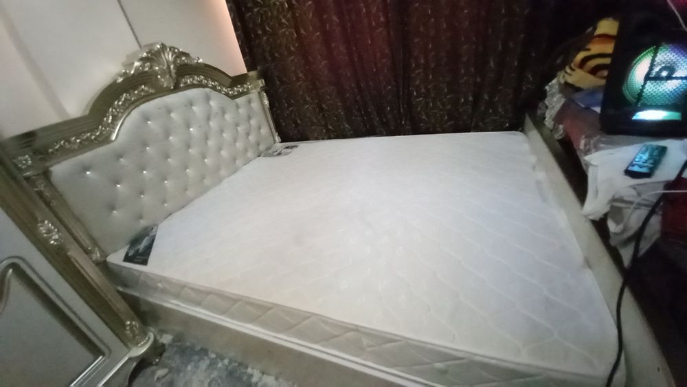 Спални гарнитур сотилади.