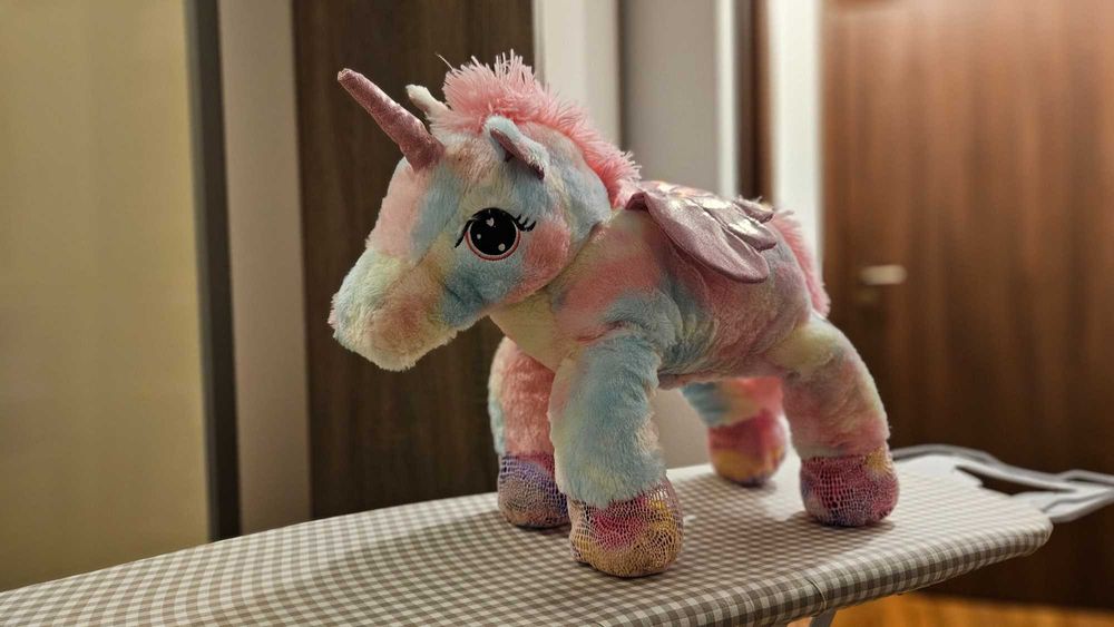 Jucarie plus UNICORN cu lumini si sunete marime medie ca NOUA