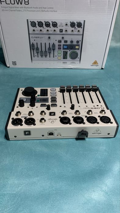 Цифровой микшерный пульт “Behringer Flow 8”