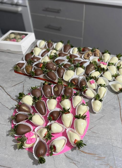 Клубника финики в шоколаде Тараз