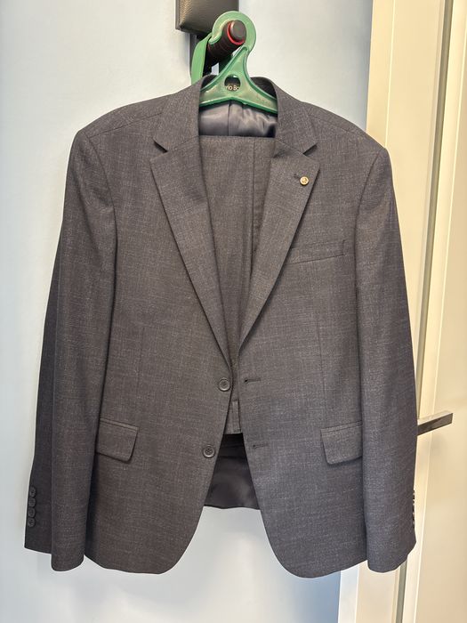 Продаю костюм мужской