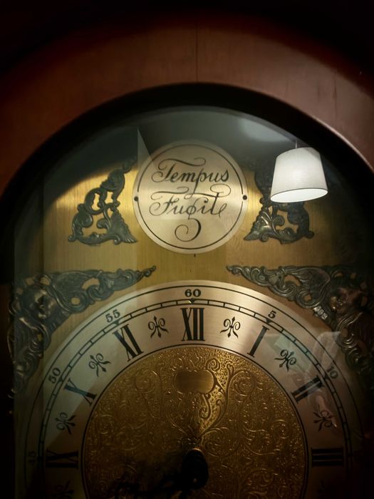 Ceas cu pendul vertical de podea