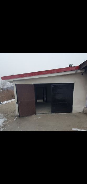 Inchiriez Garaj mare în petrila 12m