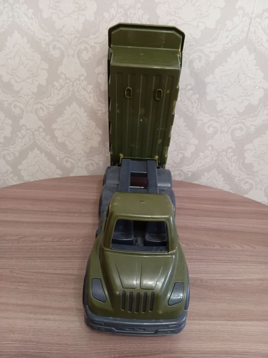 Продается машина-самосвал игрушка.