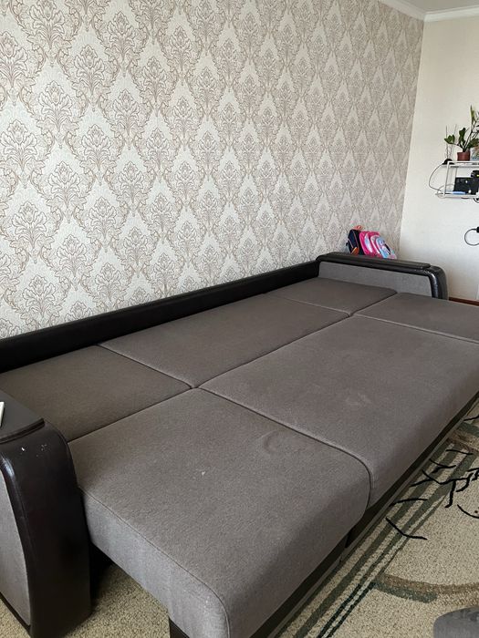 Продам диван трансформер в хорошем состояний.
