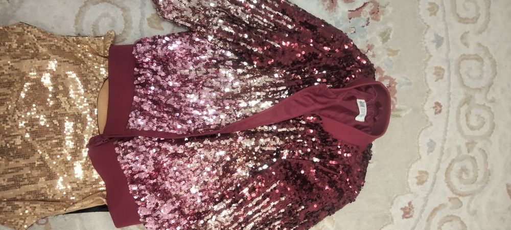 Очень красивая куртка- ветровка