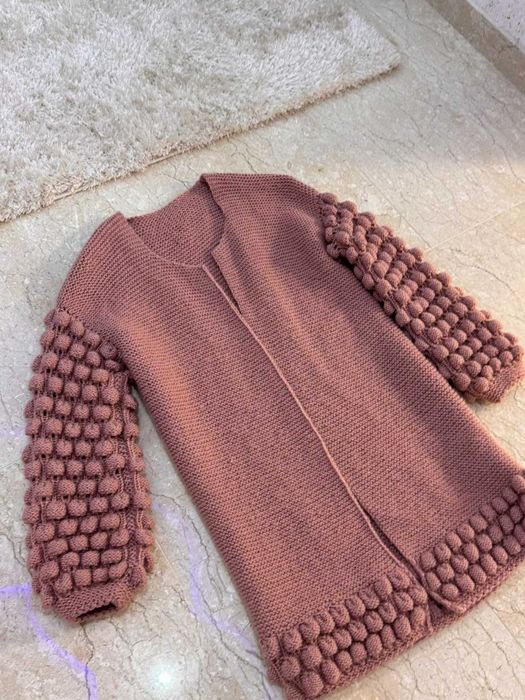 Ръчно плетена жилетка