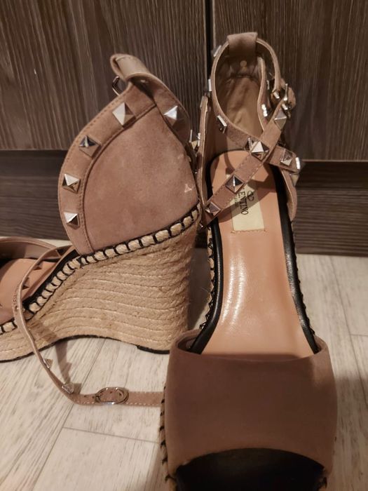 Босоножки на платформе.