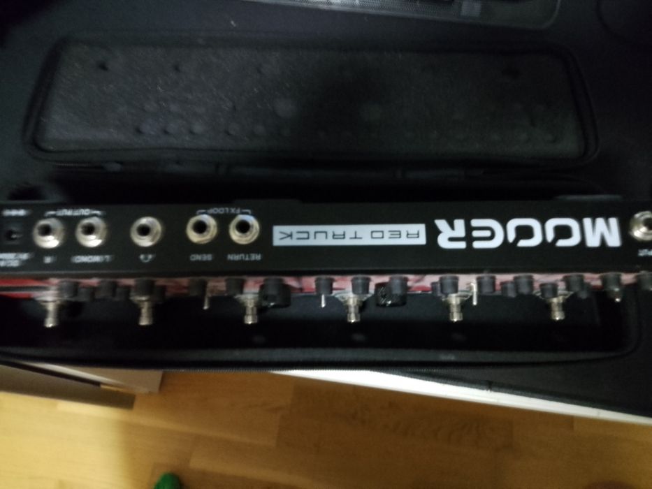 Multi-effect pedal red truck mooer