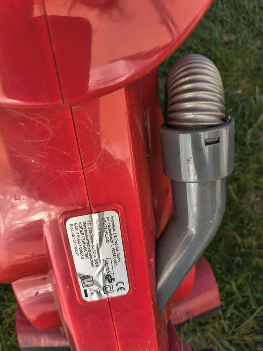 aspirator vertical fără sac Cleanmaxx, un model compact adesea utilizat pentru curățarea covoarelor și a suprafețelor plane.