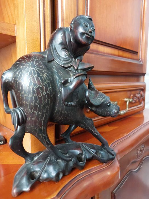 Piesa Decor Deosebita! Bărbat călare pe taur.