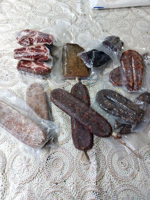 Домашни мезета старец,луканка..и т.н.
