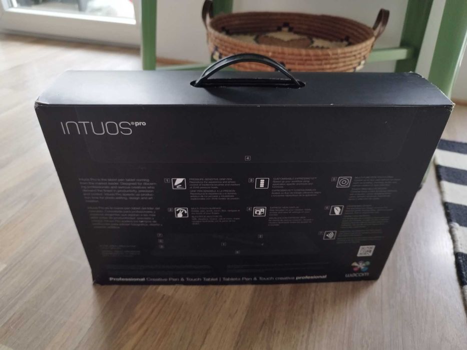 Графичен Таблет WACOM Intuos Pro S, Pen & Touch (PTH-451)