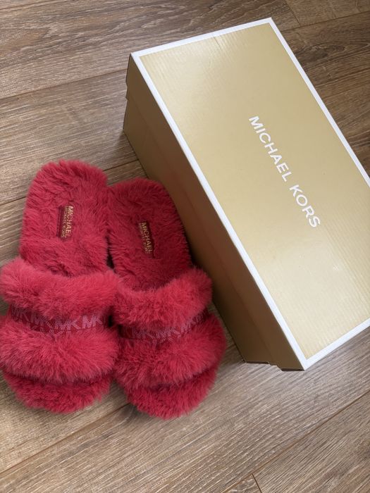 Продават се MICHAEL KORS дамски чехли с пух Scarlet red