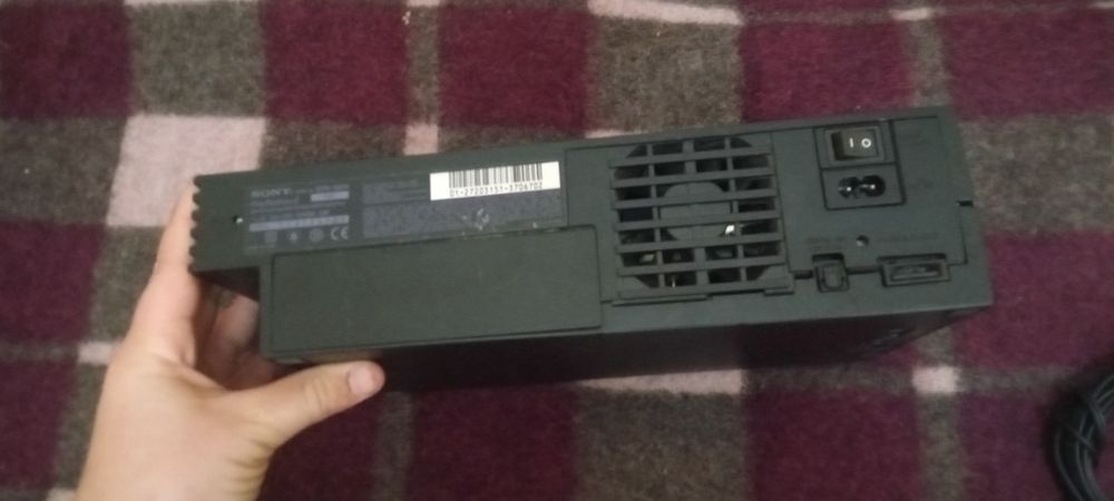 PlayStation 2 ,e în stare bună cu 4 jocuri puțin e scris de sora mea