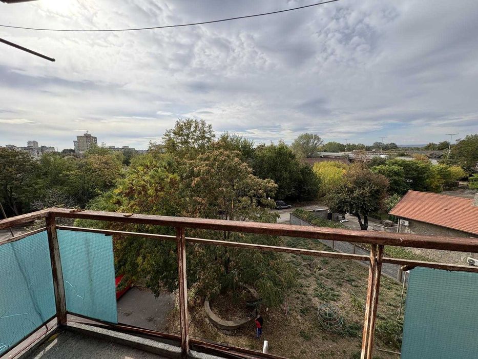 Продавам тристаен апартамент на комуникативно място