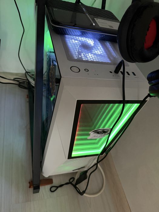 pc stare functionare  perfecta  se vinde cu monitor si masă gaming plus mouse gaming si tastatura rgb