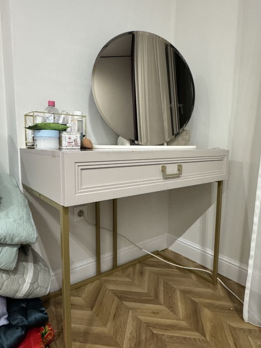 Туалетный стол с зеркалом