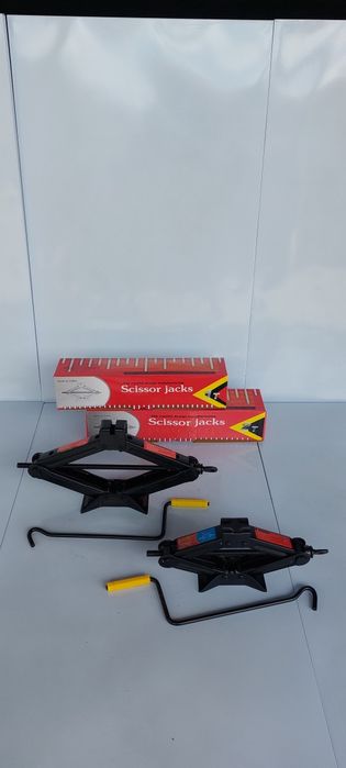 Щанги за гуми. Ключ джанти. Комплект звездогаечни ключове. Манометър