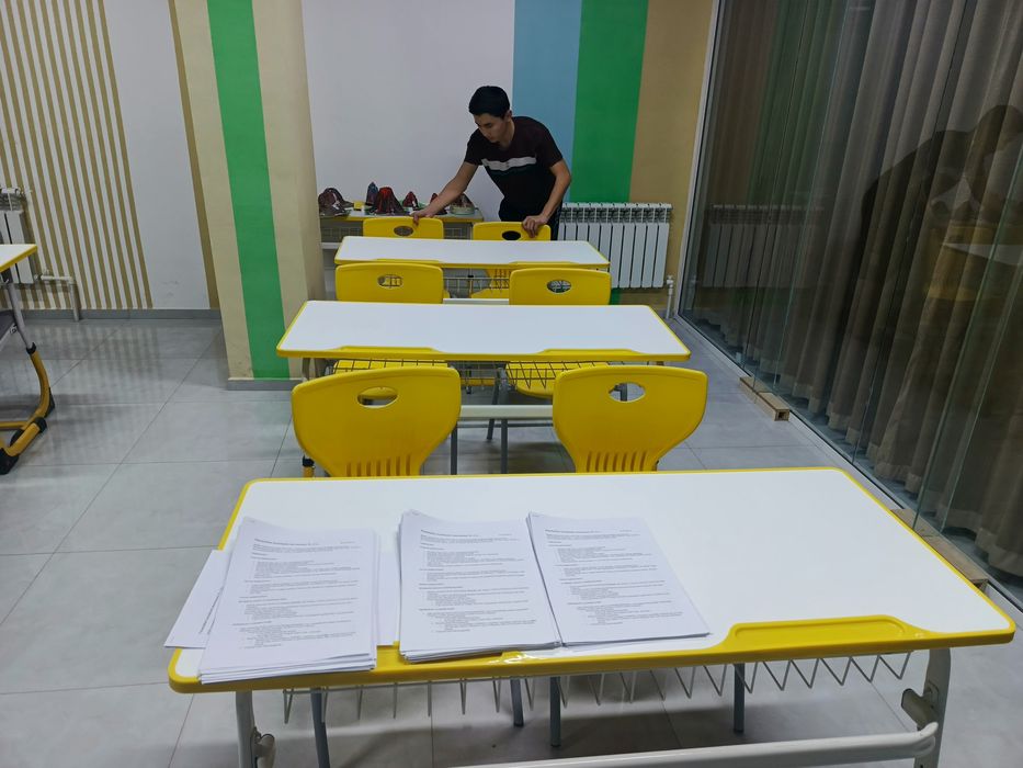 Zamonaviy ergonamik parta va stul sotiladi.