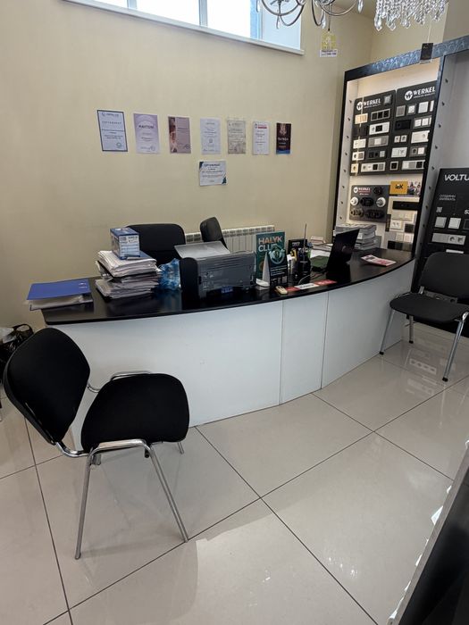 Стеллаж, стол, витрина