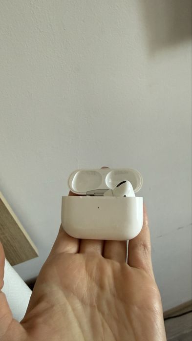 Продам Airpods оригинал чехол и 1 ухо.