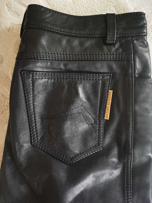 Кожаные женские брюки.
