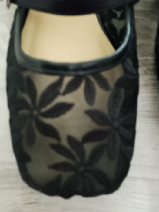 Дамски черни дантелени обувки и мокасини на ток