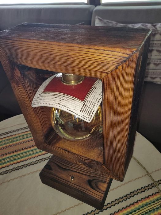 Дизайнерска настолна лампа.