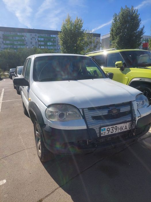 Машина шевролет нива