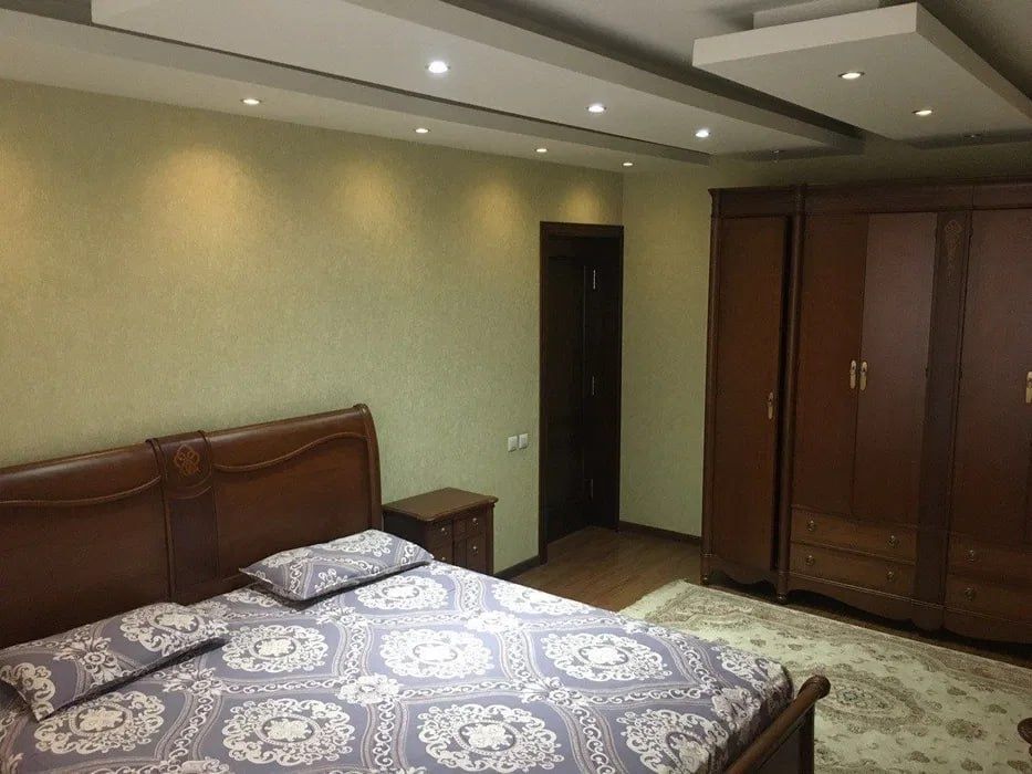 Hamid Olimjon metro oldida kvartida beriladi