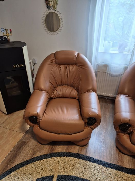 Vând canapea extensibila cu doua fotolii