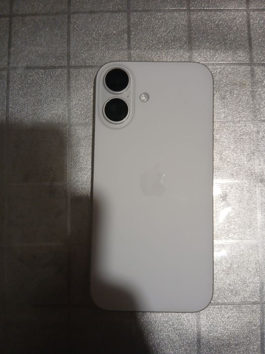 продам айфон 16 128 емкость100