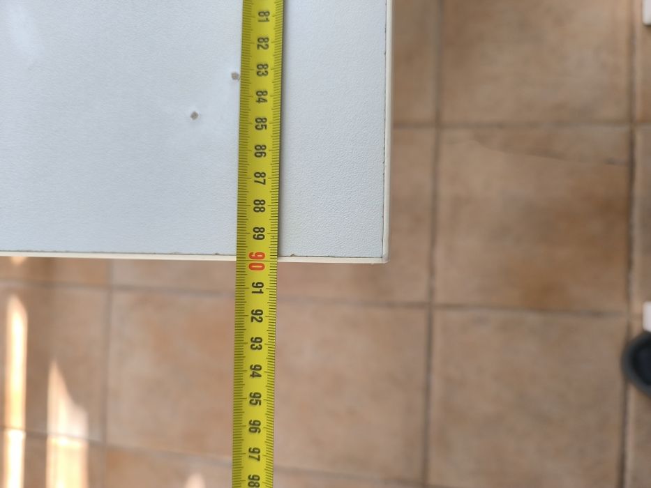 Продавам кухненска маса с 4 регулируеми крака