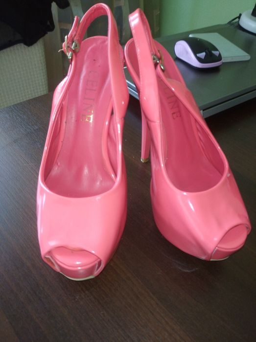 Продам босоножки