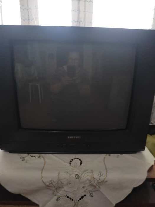 Чёрно-белый телевизор и цветной