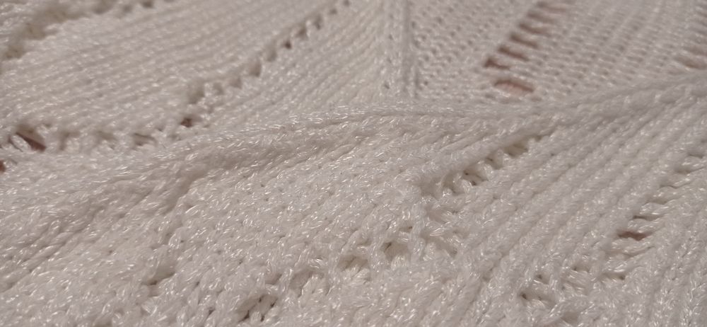 Красива бяла плетена жилетка