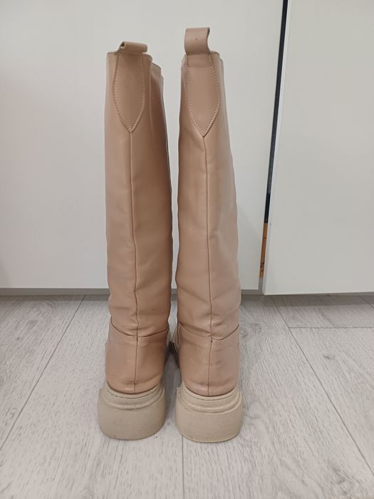 Осенние ботинки бежевого цвета