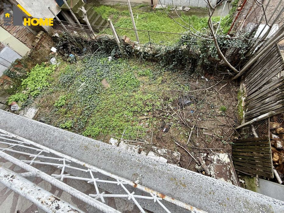 Просторен тристаен апартамент (етаж от къща) до стадиона