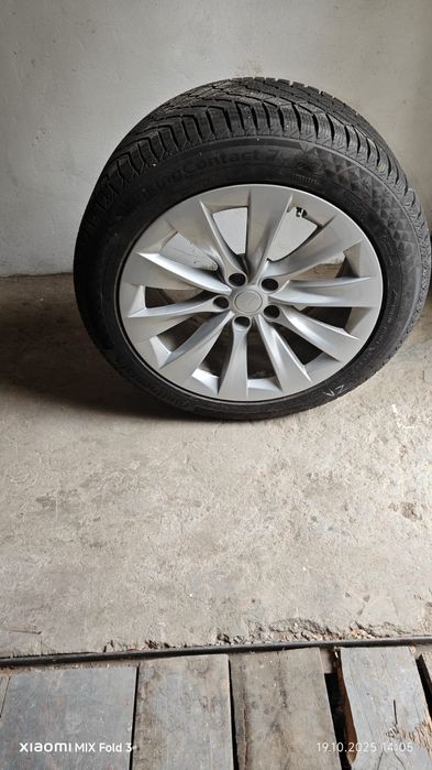 Комплект шин с дисками от Tesla X