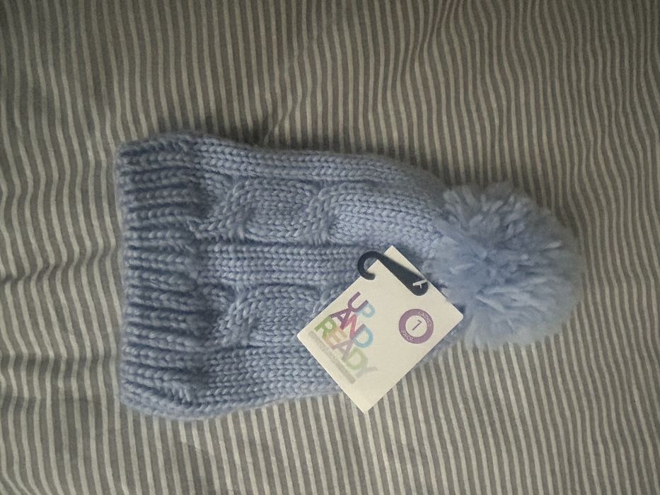 Нова шапка за 3-4 г+ чорапки за 1-2г (може и поотделно)