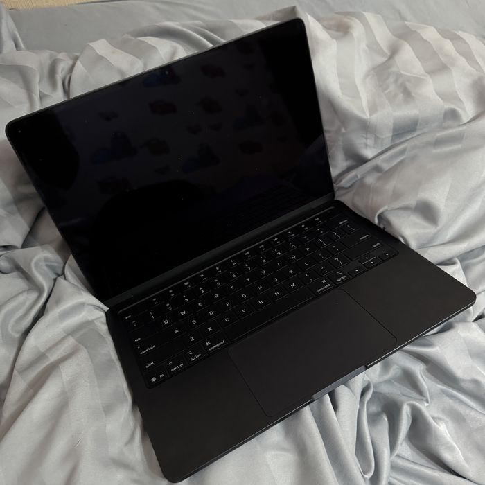 Продам macbook air 13 512гб 2025 m4