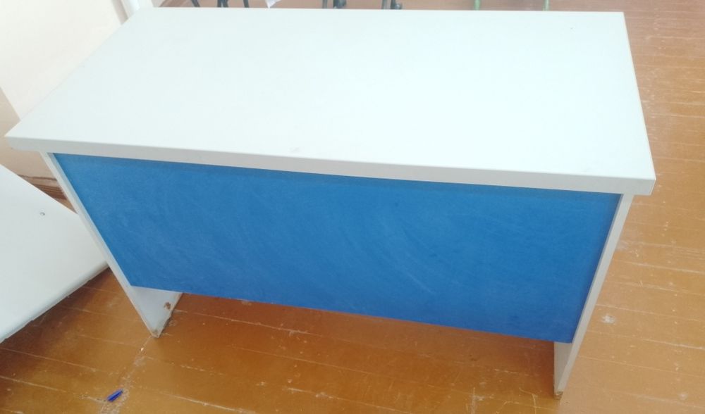 Sotiladi srochno arzon narxda.Parta va stul