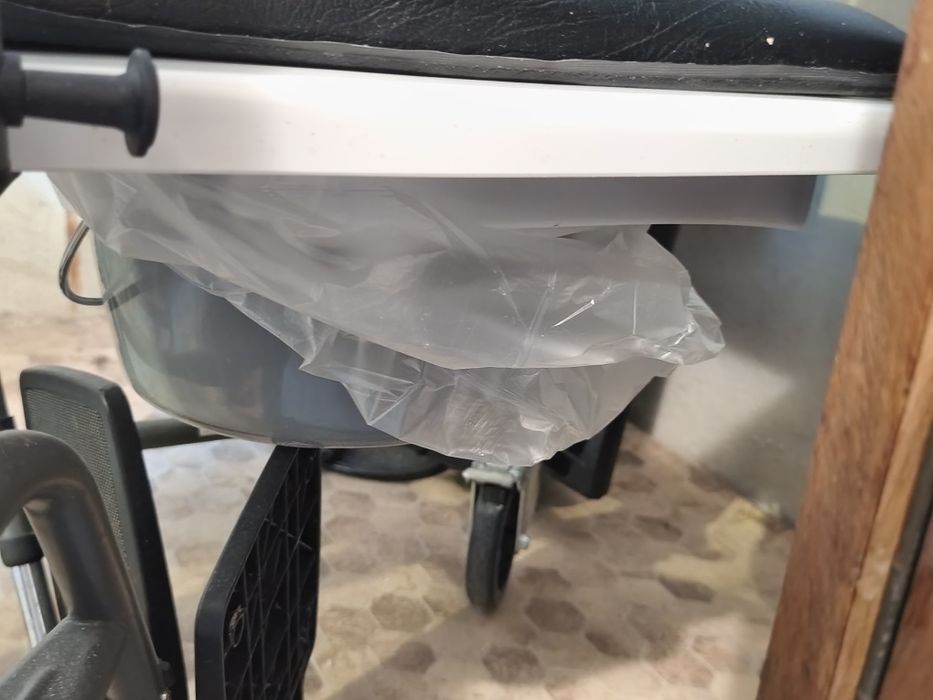 Подвижен тоалетен стол, инвалидна количка