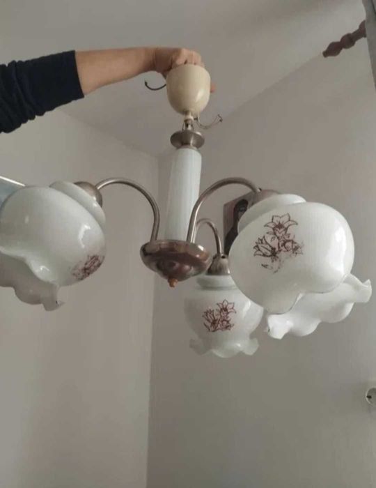 Vând lustră cu trei becuri. Dărmănești Suceava