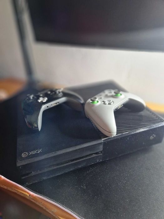 Xbox One Fat 1TB + Kinect + 2 controllere + 5 jocuri